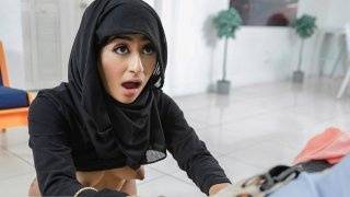 Petite Muslim hottie Binky Beaz shows off her oral skills to her neighbor - redwap.me on delporno.com