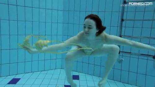 Brunette lady takes off her swimsuit while swimming underwater - new.porneq.com on delporno.com