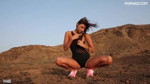 Stunning Maria Rya fingers her cooch in a rocky desert - new.porneq.com on delporno.com
