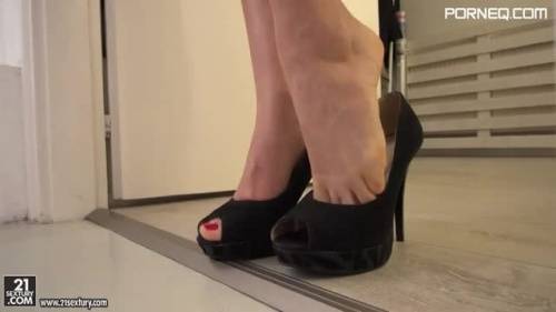 Premium foot fetish romance with gorgeous Tina Kay (1) - new.porneq.com on delporno.com