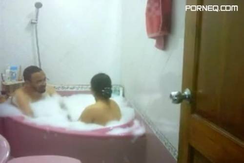 Desi Bhabhi Taking Bath With Husband in Honeymoon Desi Bhabhi Taking Bath With Husband in Honeymoon - new.porneq.com on delporno.com