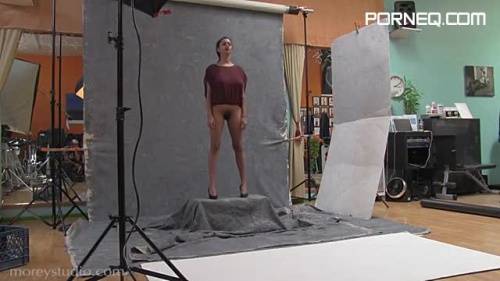 Curvy babe models bottomless in the photo studio - new.porneq.com on delporno.com
