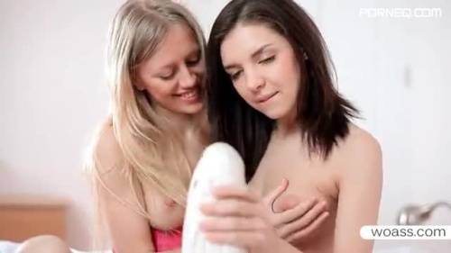 Penelope and Lorena have fun with a giant dildo - new.porneq.com on delporno.com