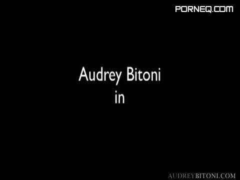 Audrey Bitoni Lets You Peek Through the Bubble Bath! Uncensored - new.porneq.com on delporno.com
