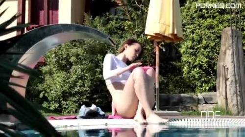 Girl masturbating by the pool - new.porneq.com on delporno.com